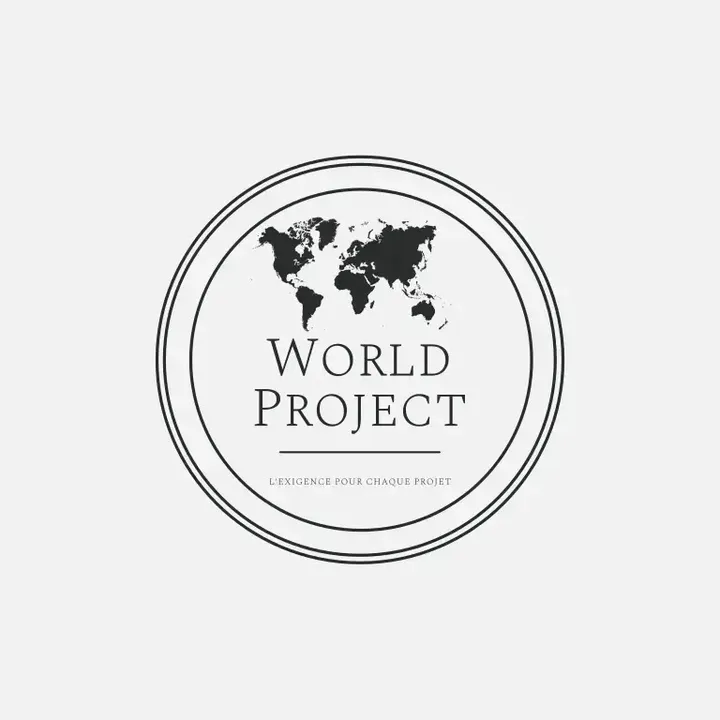Premier logo World Project : un badge rond avec une carte du monde, le nom et la devise « L'exigence pour chaque projet »